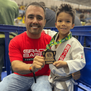 Marcos “Pandeirada” conquista o título de campeão brasileiro Kids 2026 e confirma trajetória meteórica no Jiu-Jitsu