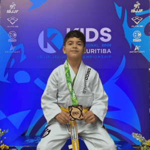 Catarinense Pietro Bernert conquista título da IBJJF em Curitiba, cidade natal de seu pai