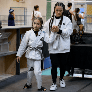Luara, a menina com paralisia cerebral que vem encantando o mundo com milhões de visualizações e inspirando através do Jiu-Jítsu