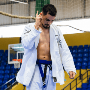 Giovane brilha no Circuito Paranaense de Jiu-Jitsu e conquista o lugar mais alto do pódio em Paranaguá