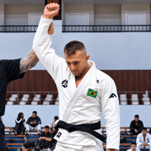 Lucas Bernert conquista título na faixa-preta adulto médio no Curitiba Spring International Open 2026 da IBJJF