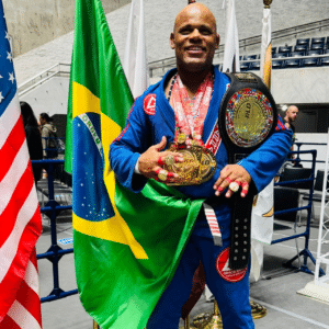 Aos 51 anos, curitibano Cristiano Neguinho conquista três títulos mundiais de Jiu-Jitsu no Japão e homenageia o pai
