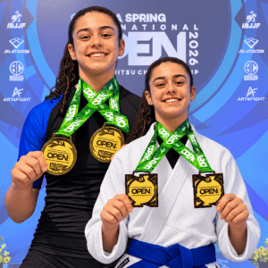Ester brilha no Curitiba Spring e conquista quatro títulos: peso e absoluto com e sem kimono