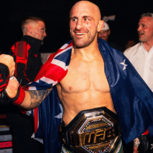 Volkanovski nocauteia rival invicto no UFC 333 e mantém cinturão dos pesos-penas